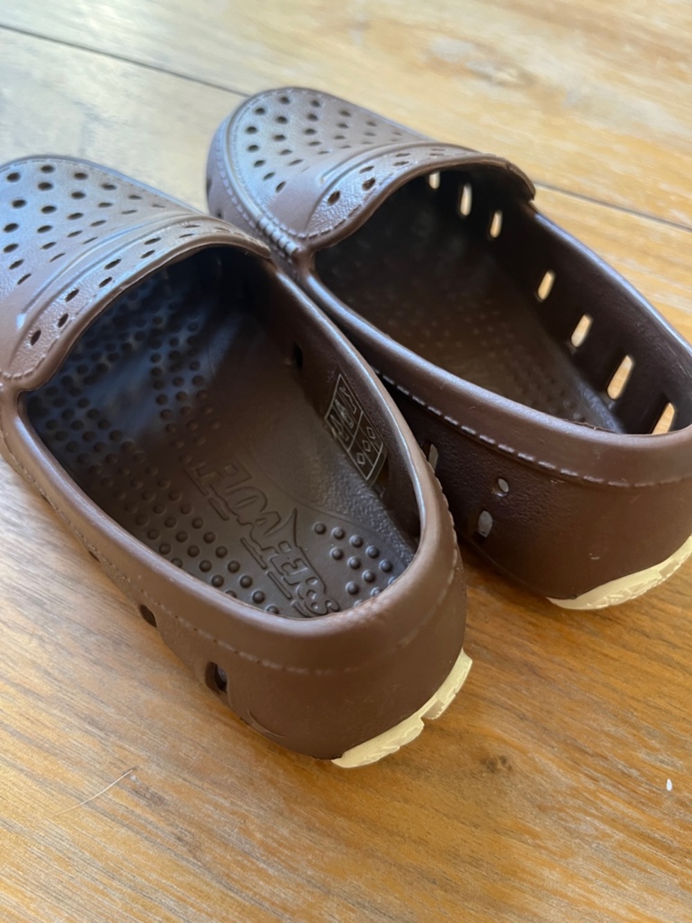 NWOT Floafers Kids in Driftwood Brown/Coconut Prodigy - Picture 4 of 6